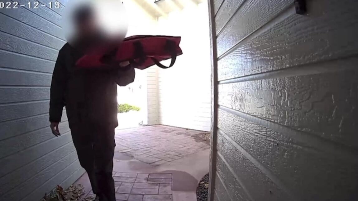 Lillea18 11.Adorable Teen Tries To Seduce Pizza Delivery Driver