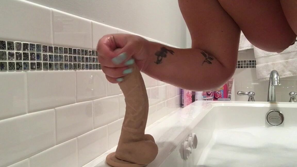 Leila Lewis Bbw Buttplug Suck Amp Fuck In The Bath