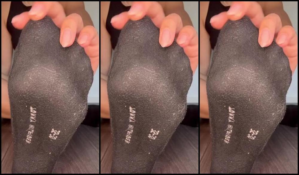 Sarina Jones Nicknamed Sarinajones 12 20 2023 Onlyfans Video I Was Walking In Black Socks Today