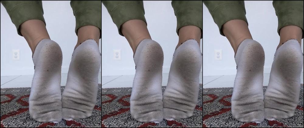 Beauxfeet What Are You Doing Under There