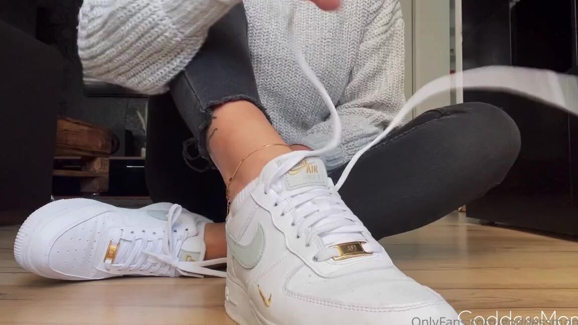 Goddessmona 91 Onlyfans Unglaublich Wie Solche Schnen Fe So Stark Riechen Knnen Aber Ja Genau Das Macht Dich Ebenp