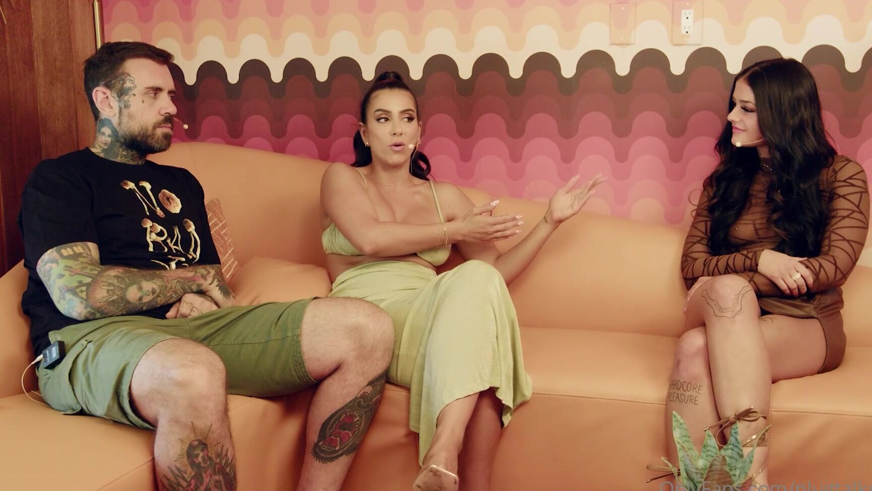 POV, Threesome, Natural Tits, Piercing, Blowjob, Tattoos Ryan Reid, Lena The Plug - Threesome From PlugTalk SiteRip