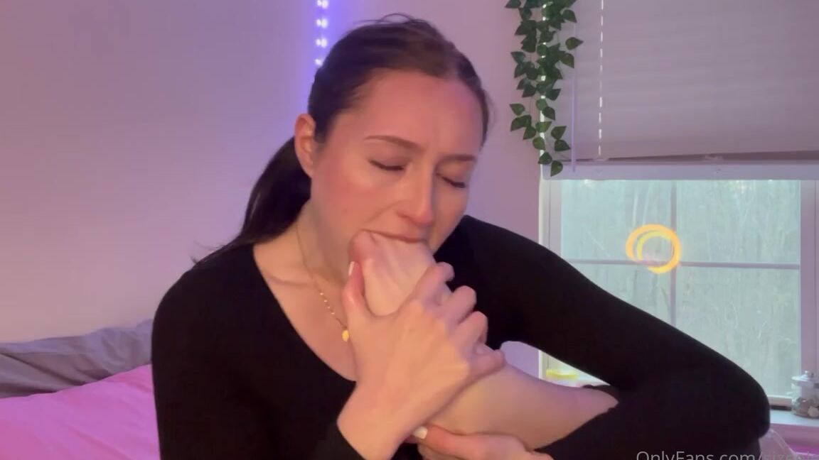 Becca Foxx Aka Foot Fetish Sizeelevens Onlyfans Extremely Sloppy Gagging Self Worshipp