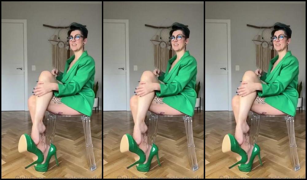 Solesmad Fetish Queen Aka Solesmadvip Onlyfans Green Is My Color Dangling For You Diferents Views Play With You