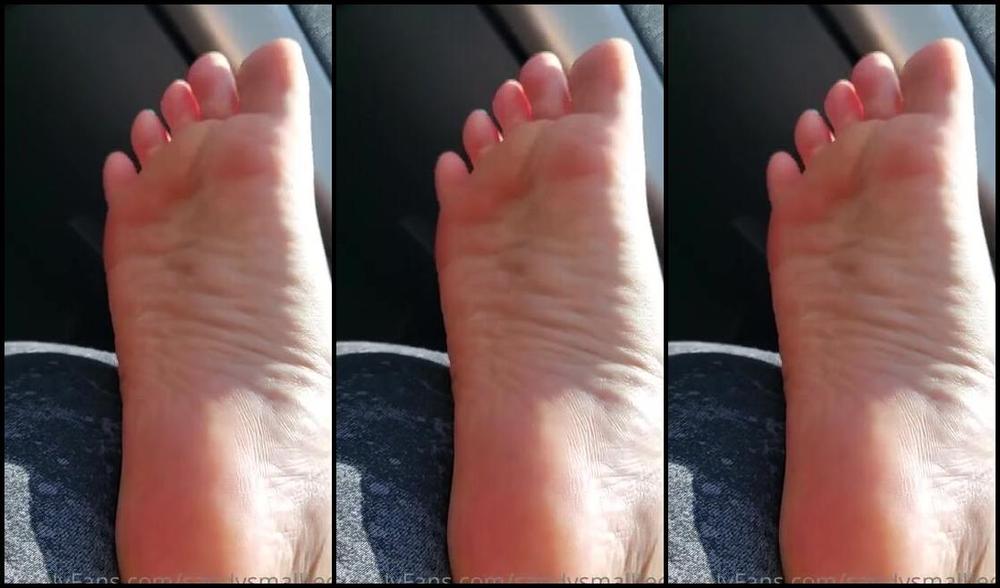 Mica Sandy Nicknamed Sandysmallfeet Onlyfans Its Not Safe But I Love Teasing Plus Seeing The Faces Of The Guys Who Noticed