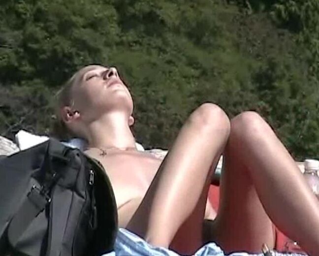 Amateur, Nudism, Voyeur Real amateur girls nude on the beach SiteRip