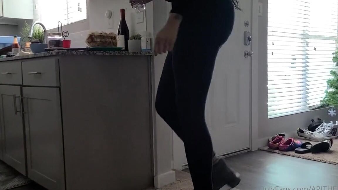 Ebonykinkyqueen Nicknamed Ebonykinkyqueen Onlyfans After A Nice Cardio Session I Decided To Rest My Big Sweaty Feet The Way