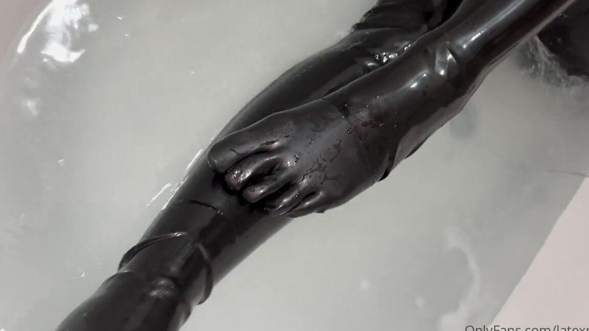 Goddess Lexi Chill Nicknamed Latexnchill Onlyfans You Have To Worship My Rubber Toes Before You Even Think About Joining Me For