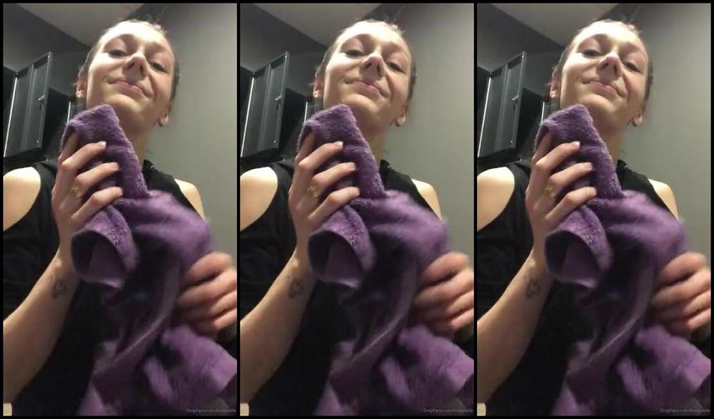 Goddessgaelle Nicknamed Badgaelle Onlyfans Deviens Mon Assistant De Sport Peut Tre Que Si Tu Bosses Bien Tu Pourras Nettoyer Mes Pieds Avec