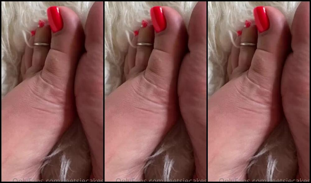 Caroline Aka Feetsiecakes Onlyfans First Glimpse Of The Neon Red My Feet Are A Little Dry From My Flip Flops Hope You Don T Mind