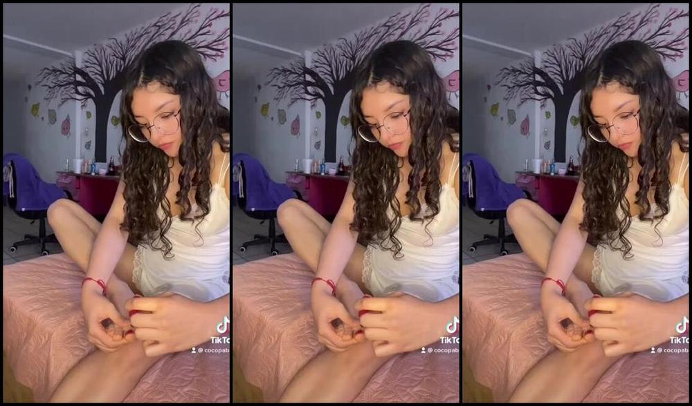 Maggiesita Aka Cocopafeet Onlyfans Acompenme A Pintarme Las Uas De Los Pies Con Vestidito De Dormir Blanco Les Hice Caso Y Ahora