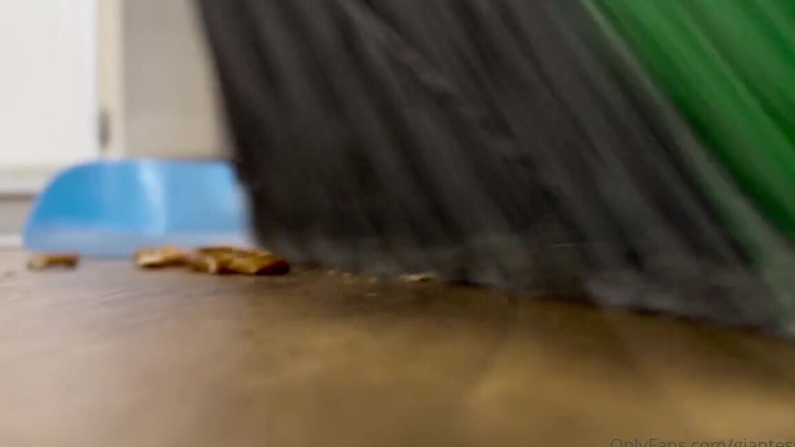 Giantess Tara Nicknamed Giantesstara 05 11 2023 Onlyfans Video I Hate When My Roommates Leave Messes And Crumbs All Over The Place