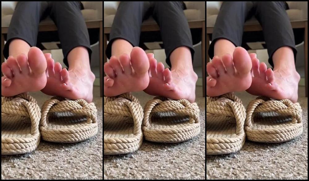 G0Ddessofsoles Nicknamed G0Ddessofsoles Onlyfans Video Smell My Sweaty Toes Loser W