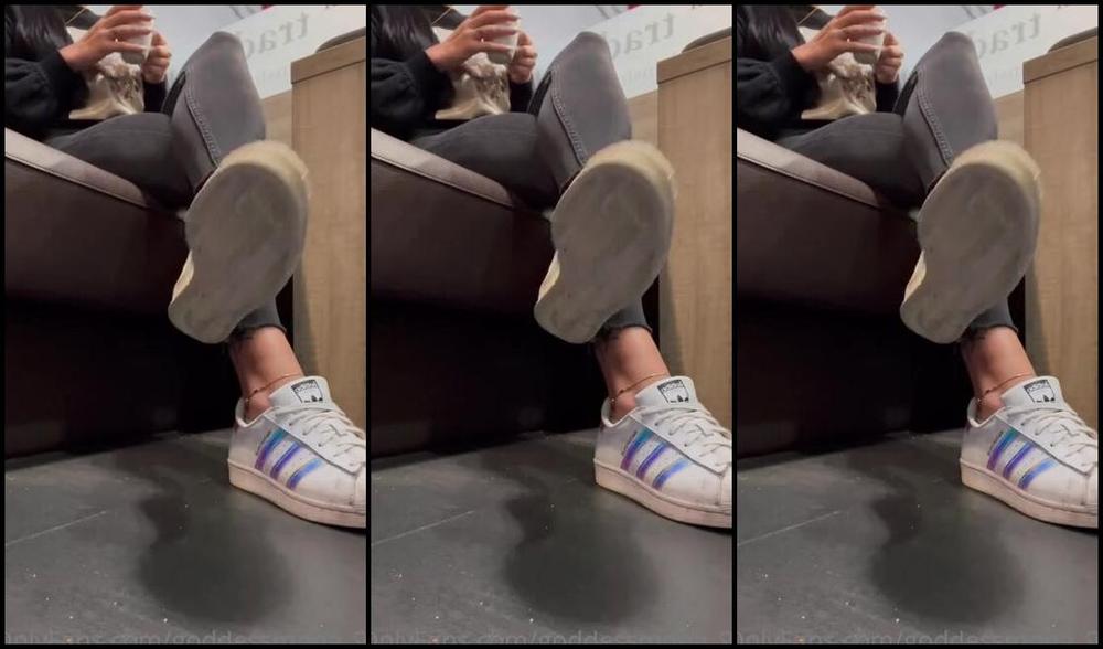 Goddessmona 91 Onlyfans Ich Sitze Im Caf Geniee Mein Frhstck Und Du Sitzt Gegenber Von Mir Und Spannst Bis Dir Die Hosep