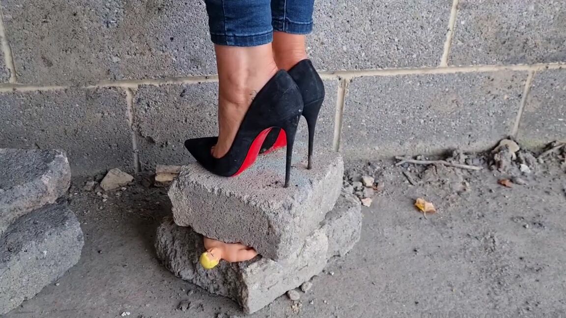 Kats Worn Heels Nicknamed Katswornheels Onlyfans Photo Set And Full Crushing Clip In My Suede So Kates Watch Me Get All