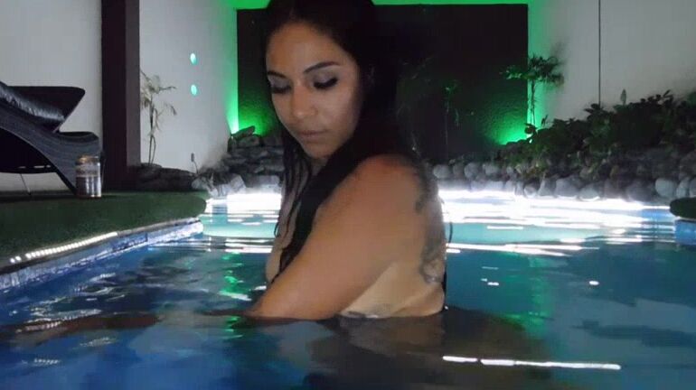 Alizeesanzeth Mucha Sensualidad En La Piscina