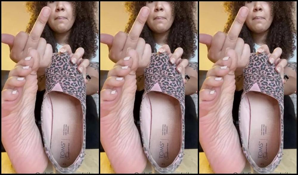 Natasha Aka Vibez3 Onlyfans It S A Little Sad How Obvious Your Pathetic Ass Is With Looking At My Feet Now Hurry Up Sniff And