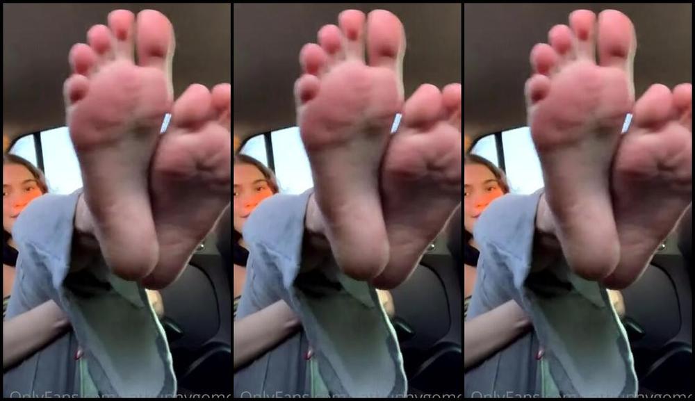 Thecatbnny Onlyfans So Many Cars Passing By But I Don T Care I Want You To Worship My Feet Anyways