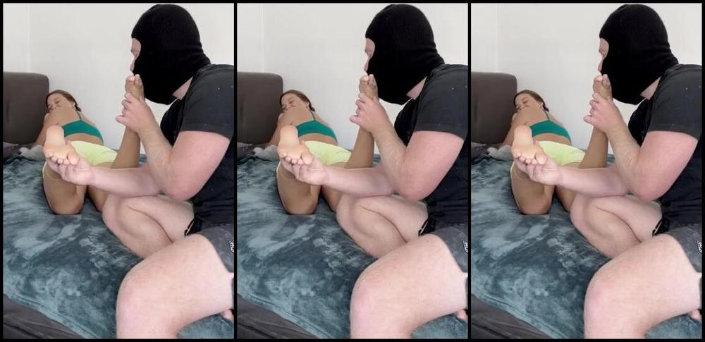 Linzi Little Aka Hang10Toess Onlyfans I Love How It Feels When He Uses His Tongue To Clean All The Sweat Off Of My Soles After I Go The Jlop