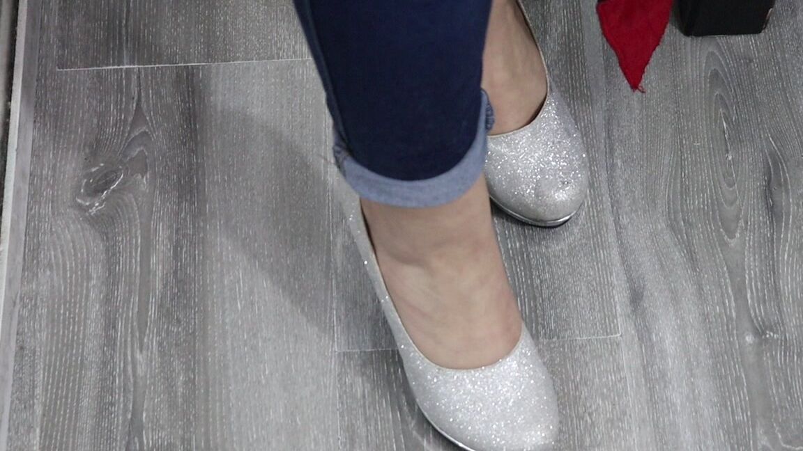 Feet,High Heels,Heel Hook,Foot Fetish miaisabella3 using many heels ManyVids