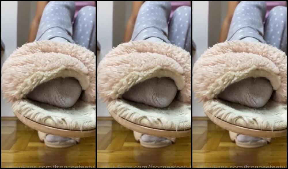 Froggeevip Onlyfans Wanna Snif My Feet Hmm I Ll Give You To Snif My Slippers And Socks But For Feet I Ll Think About