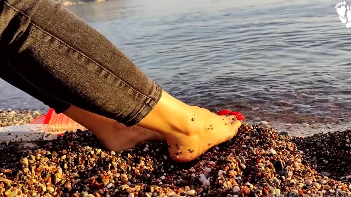 Lora Long Nails Nicknamed Loralongnails Onlyfans Long Red Nails In The Sunset I Sit On The Beach In The Rays Of The Setting Sun Sounds Of The Sea