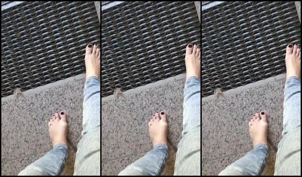Frejas Submissive Feet Nicknamed Frejassubmissivefeet Onlyfans Laundry Day No Shoes