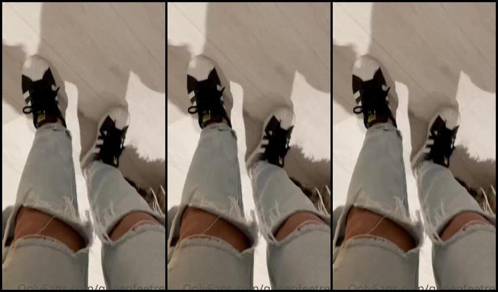 Queenfeetred Nicknamed Queenfeetred Onlyfans My Dog Know How Tired Was My Day And She Want Help Me Take Off