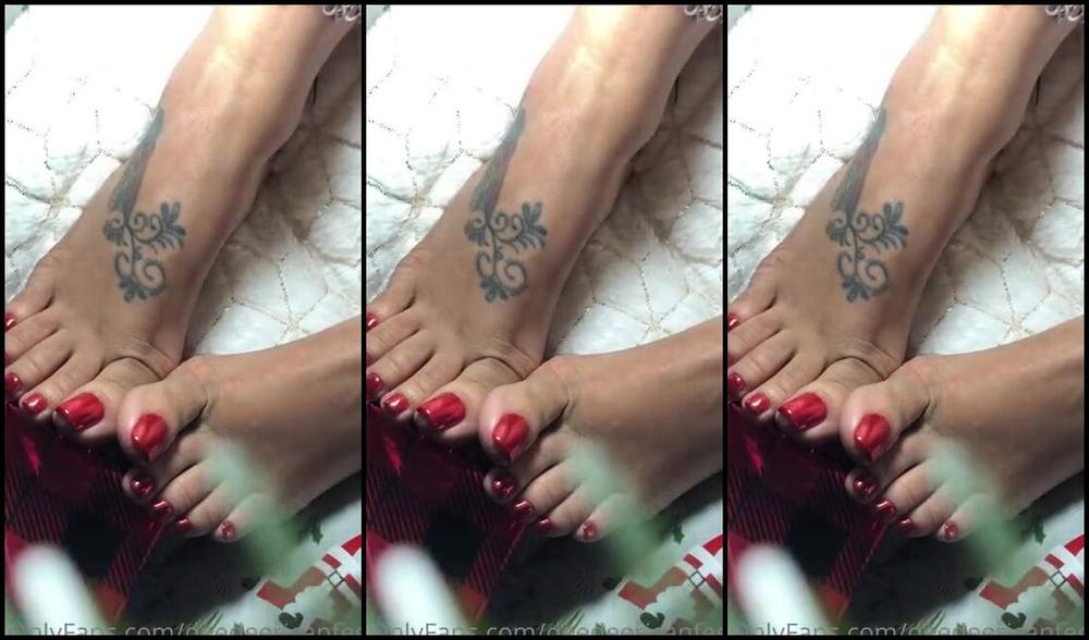 Deedeericanfeet Onlyfans Gmmmm Ur The First To C These Pretty Red Chromed Toes Wiggling Showwww Some Love