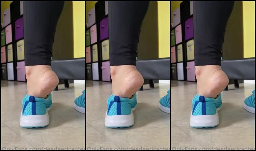 Deedeericanfeet Onlyfans Hi As Requested Barefeet In Shoe Play