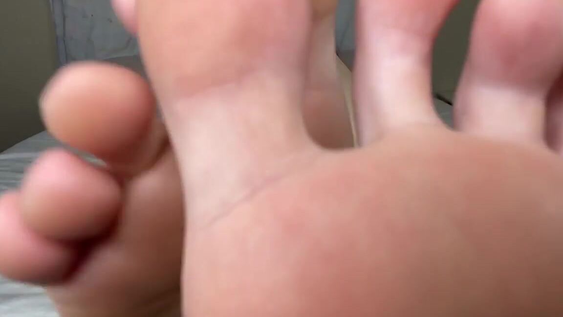 Feet JOI,Hairy Bush,Long toes,Big Pussies,Amateur Solo meganmarxxx making you cum with my feet ManyVids