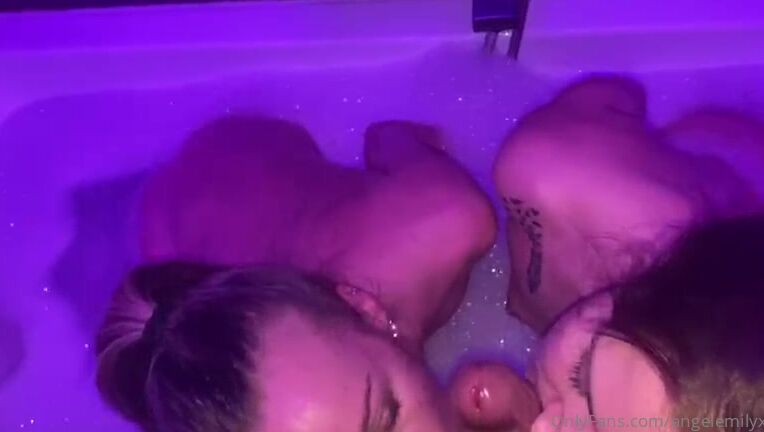 angelemilyxxxx-11-05-2020-308823338-coucou-les-amours-nouvelle-exclusive-vid-o-avec-ma-copine-minaxxxk-nous-prenons-u