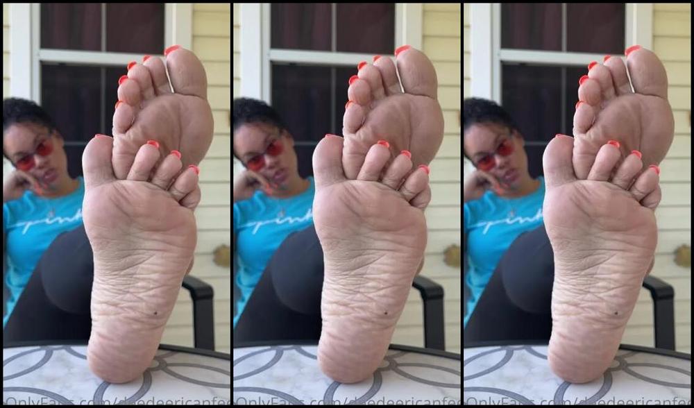 Deedeericanfeet Onlyfans On My Porch Wit Some Teasing Wrinkly Soles For U