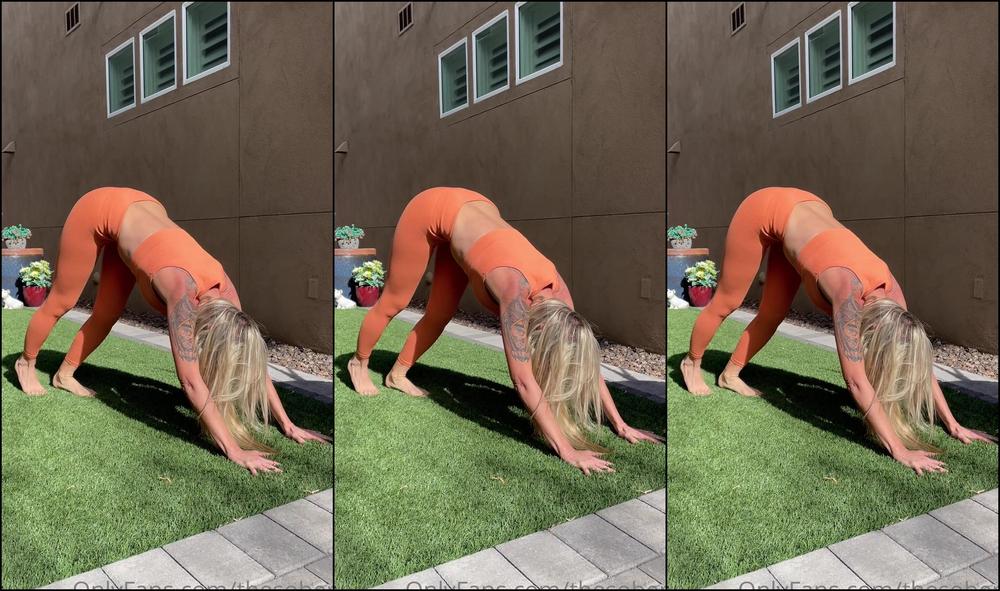 thesoberk-10-01-2022-2325395942-outside-yoga-is-so-energizing-don-t-you-agree