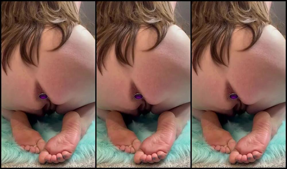 Caroline Aka Feetsiecakes Onlyfans Would You Rest Your Head Between My Soles And Let Me Grind My Pussy On Your Face