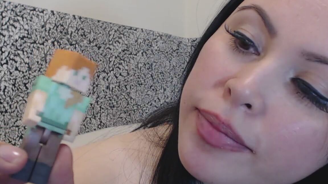 Princessdi Crush With Strong Teeth