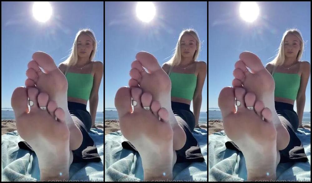 Goddess Kaylee Aka Xomaddykxo Onlyfans Took My Coffee And Bagel To The Beach This Morning Come Hang Out With Me And My Sandy Solesp