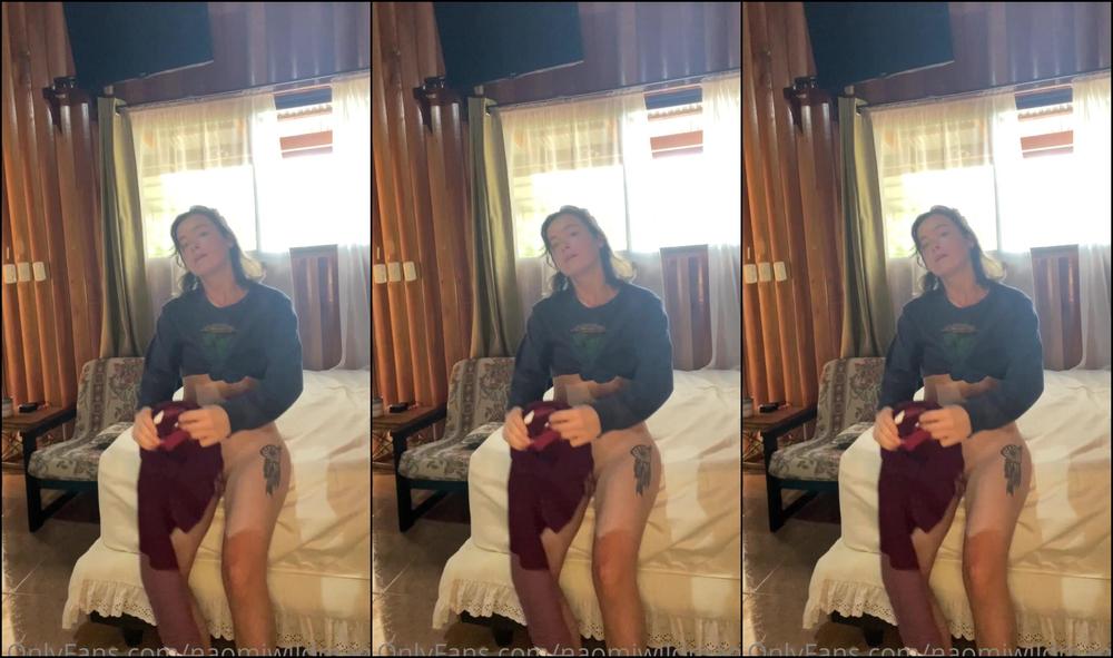 Naomiwildman Check Out What S In My Hiking Bag And See What I Chose To Wear On A Sunny Day On The Tra