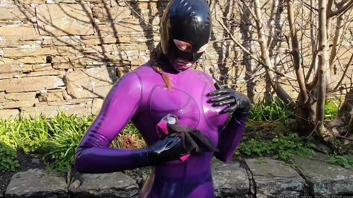 Goddess Lexi Chill Nicknamed Latexnchill Onlyfans 2 And Half Minute Shining Clip My Favourite Way Of Being Shined Is Via A Full