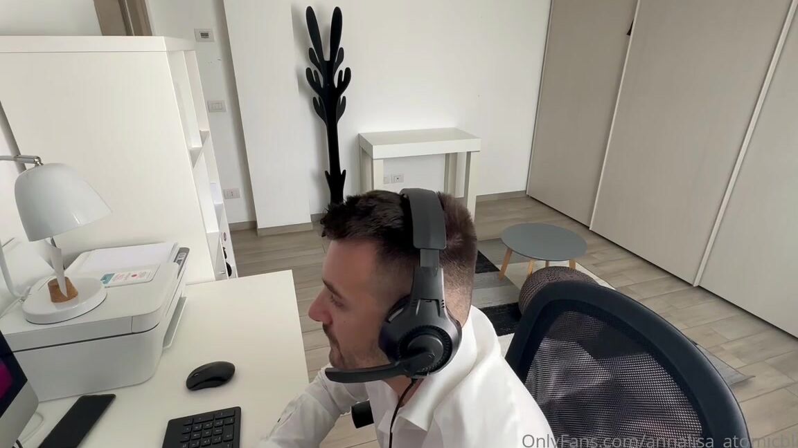 Annalisa Atomicblonde Onlyfans La Cameriera Vuole Il Cazzo Mentre Lui In Videochiamata Con Il Collega Lo Provocop