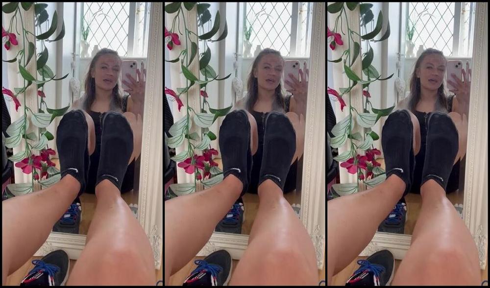 Miss Emma Rose Nicknamed Emmaemmarose Onlyfans What S The Stinkiest Trainers Socks Or Feet And Omg Just Look At That Sweat