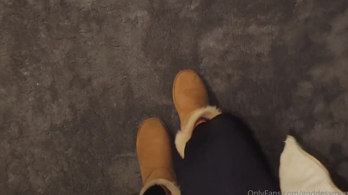 Goddessmona 91 Onlyfans Ich War Heute In Meinen Ugg Boots Unterwegs Dass Die Fe Darin Schwitzen Weist Du Bestimmt Oderp