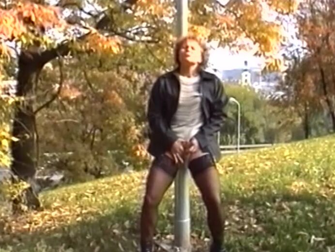 Mature, Peeing, Solo Golden Piss 36 - Alte Weiber Pissen Draußen W.K.