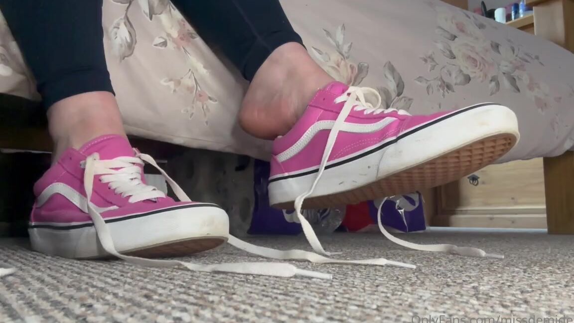Miss Demi Dee Nicknamed Missdemidee123 Onlyfans Get Down On All Fours And Clean My Stinky Vans And Sock S Immediately