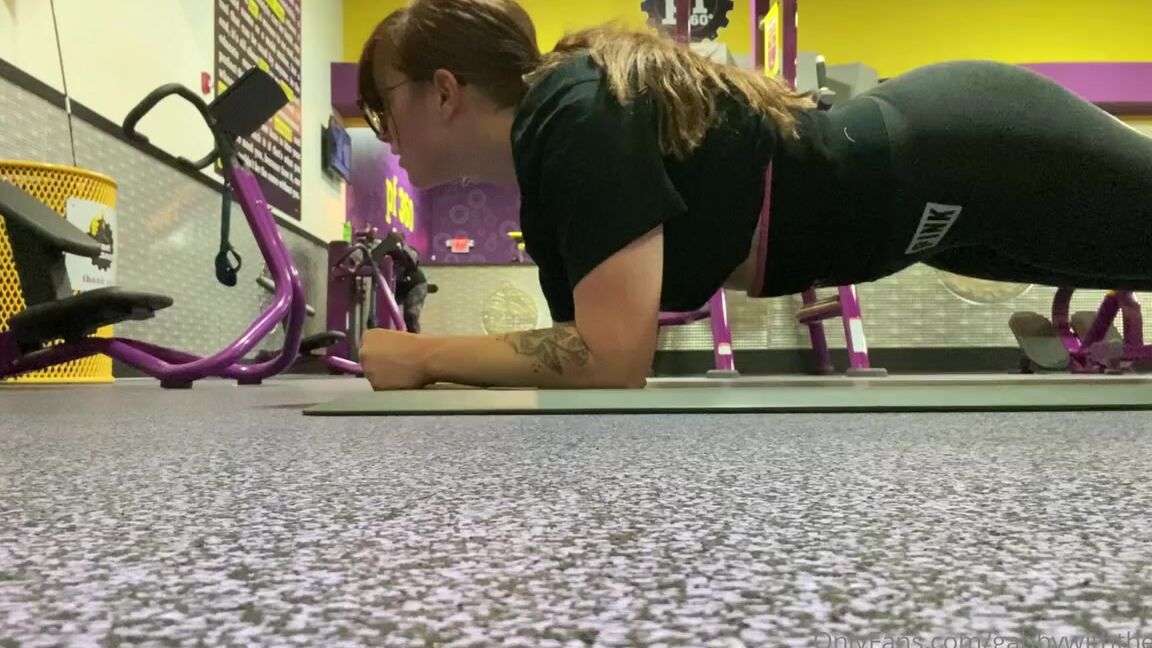 Goddess Gabrielle Nicknamed Dommiemommyy Onlyfans Cardio Abs Today Gotta Keep Myself Strong To Dominate You Perverts My Feet Are So Sweaty Now 2