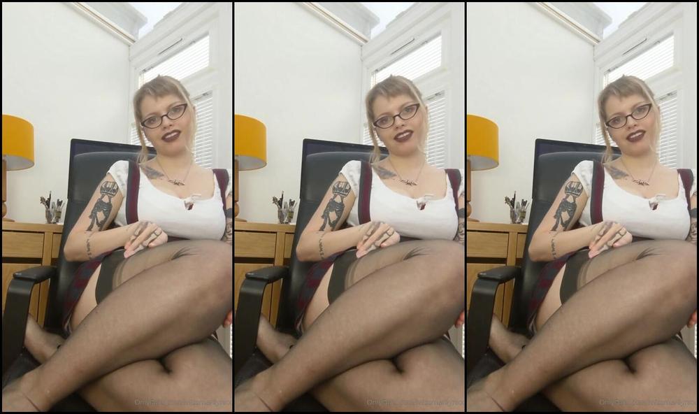 Missmarilynxx She Looks Neither Disgusted Nor Surprised When She Looks At You Maybe She D Seen You In T