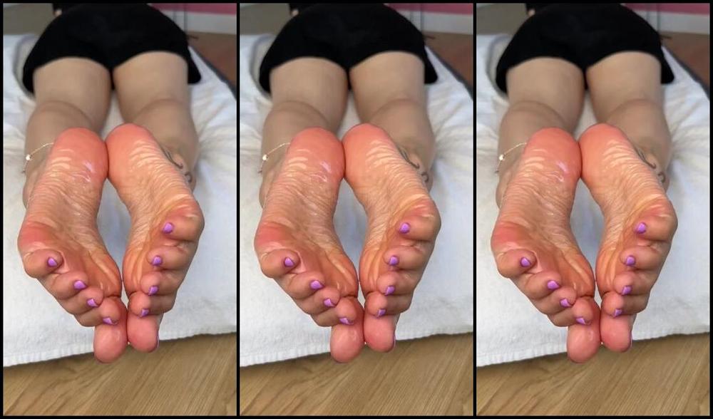 Cute Lily F33T Nicknamed Cute Lily F33T 06 11 2024 Onlyfans Video This Is Hot Smooth And Wrinkled Soles All Covered In Shiny Oil I Think