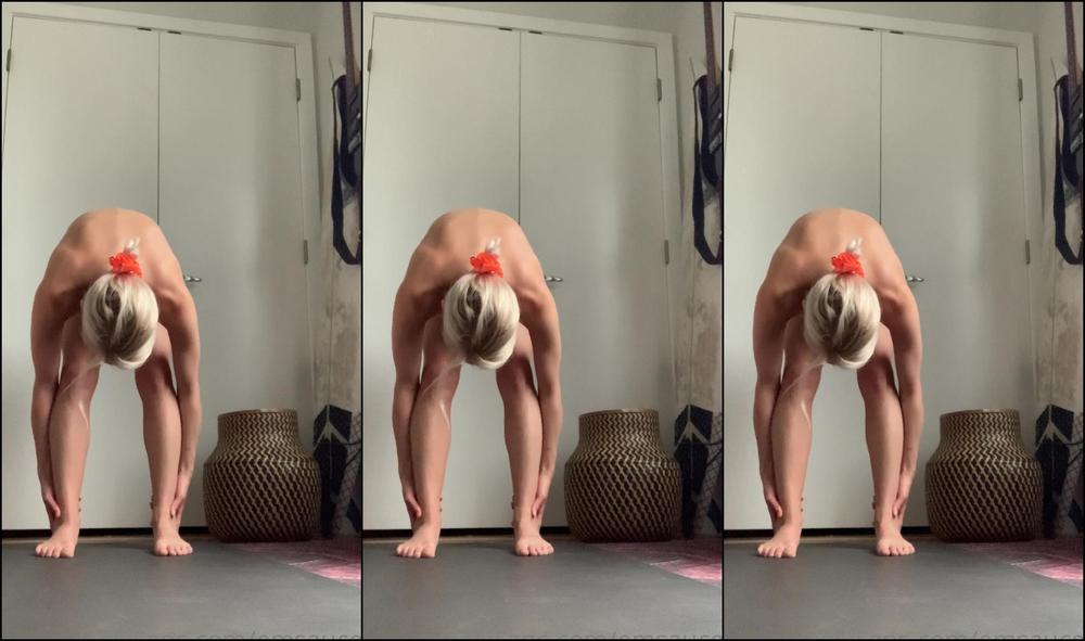 emsaucee-15-04-2021-2083682836-pilates-butt-workout-then-arms-and-finally-a-naked-stretch-featuring-my-dog-lucy