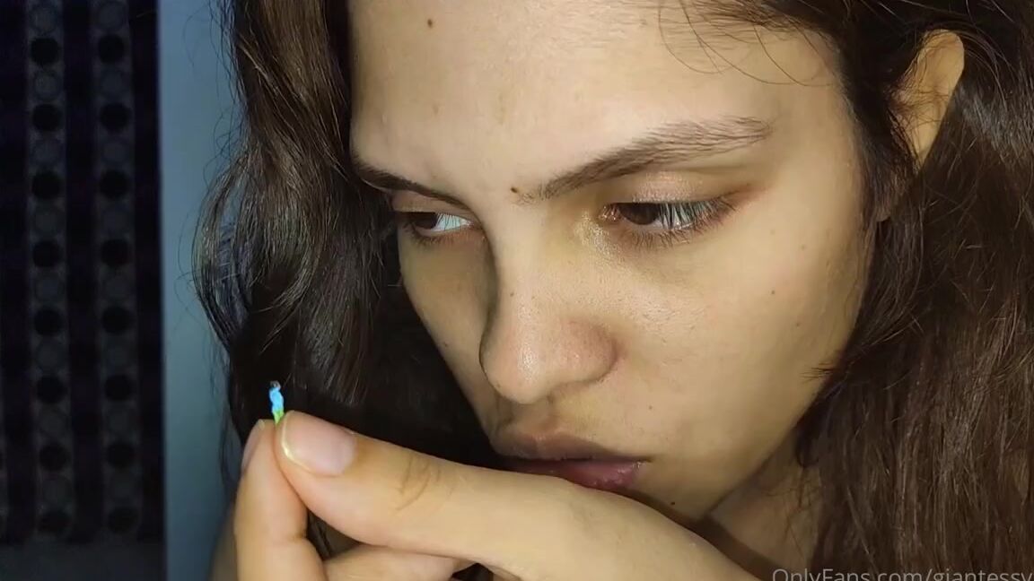 Valery Maxwell Nicknamed Giantessvalery Onlyfans 12 19 2022 I Guess I Found A Tiny Snack Come Here Little Man Im Going To Eat You