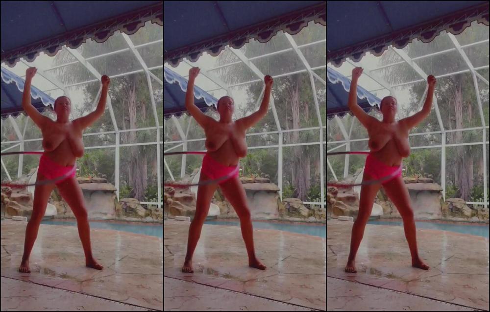 annabellerogers-19-07-2020-557552688-rainy-day-topless-poolside-workout-would-you-be-my-personal-trainer